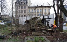 Фото 6: На вул. Куліша, біля ТЦ «Forum Lviv», демонтують кіоск