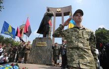 Фото 12: У День Героїв у Львові поклали квіти до пам’ятника Степану Бандері та інших захисників України