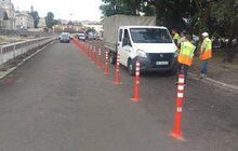 Фото 1: На пл. Двірцевій встановили делініатори