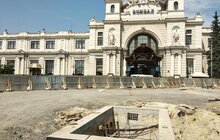 Фото 2: На пл. Двірцевій встановлюють гранітні бордюри пішохідної частини та розпочинають облаштовувати фундамент для нового фонтану