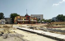 Фото 11: На пл. Двірцевій встановлюють гранітні бордюри пішохідної частини та розпочинають облаштовувати фундамент для нового фонтану