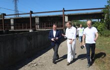 Фото 3: Мер Львова спільно з міністром екології оглянули очисні споруди, де працівники продемонстрували технологію очищення стічних вод від поліетилену
