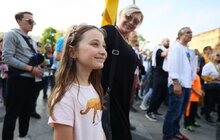 Фото 7: Андрій Садовий подарував ляльці-символу дітей-біженців прапор України