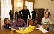 Фото 6: Діти з прифронтових і тимчасово окупованих міст Донеччини сьогодні відвідали львівську Ратушу