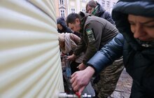 Фото 18: У Львові на площі Ринок освятили воду: упродовж дня охочі можуть прийти і набрати її з резервуара