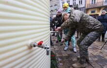 Фото 20: У Львові на площі Ринок освятили воду: упродовж дня охочі можуть прийти і набрати її з резервуара