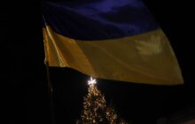 Фото 6: Львівську ялинку прикрасили стилізованим протитанковим їжаком