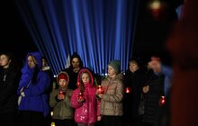 Фото 6: У Львові в пам’ять про українських Героїв у небо запустили символічні світлові промені