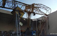 Фото 2: Водійку крану, яка постраждала сьогодні внаслідок падіння крану на господарські будівлі на просп. Червоної Калини, доставлено до лікарні