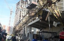 Фото 3: Водійку крану, яка постраждала сьогодні внаслідок падіння крану на господарські будівлі на просп. Червоної Калини, доставлено до лікарні