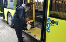 Фото 6: Комунальні служби продовжують дезінфікувати місто: миють вулиці, тротуари, зупинки транспорту, сходові клітки будинків