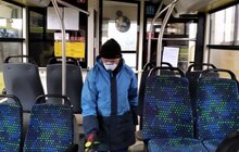 Фото 10: Комунальні служби продовжують дезінфікувати місто: миють вулиці, тротуари, зупинки транспорту, сходові клітки будинків