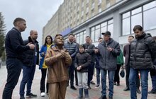 Фото 3: На подвір’ї лікарні святого Пантелеймона відкрили скульптуру хлопчика, що з надією очікує