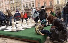 Фото 28: Стартувала вулична гра у шахи на головній площі міста