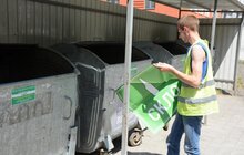 Фото 11: Всі контейнерні майданчики Львова ознакують наліпками з роздільним сортуванням відходів