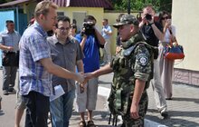 Фото 2: Місто передало батальйону «Львів» 60 бронежилетів та машину 