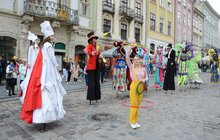 Фото 12: У Львові відбулося карнавальне відкриття театрального фестивалю «Золотий Лев на вулиці - 2020»