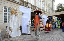 Фото 21: У Львові відбулося карнавальне відкриття театрального фестивалю «Золотий Лев на вулиці - 2020»