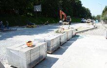 Фото 3: До 1 вересня, на час облаштування трамвайної колії, рух вул. Личаківською відбуватиметься двома смугами: третя смуга буде закритою