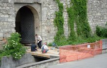 Фото 10: Підприємці ремонтують місток в брамі Глинянської вежі