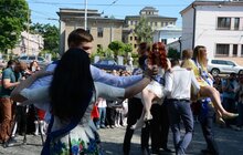 Фото 26: У школах міста урочисто святкують закінчення навчального року