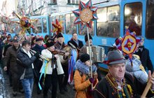 Фото 27: Звізду Миру та десятки інших різдвяних зірок пронесли Львовом учасники Ходи звіздарів