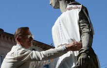 Фото 8: Скульптури у центрі Львова одягнули у вишиванки