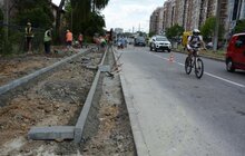 Фото 7: На вул. Княгині Ольги тривають роботи з будівництва велодоріжки