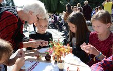 Фото 8: На площі перед ліцеєм ім. В. Симоненка сьогодні відбуваються святкові заходи