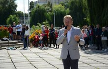 Фото 29: На площі перед ліцеєм ім. В. Симоненка сьогодні відбуваються святкові заходи