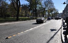 Фото 1: На пр.Свободи облаштовують окрему смугу для громадського транспорту