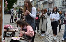 Фото 7: У центрі Львова юна художниця намалювала «особливу» картину