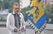 Фото 11: На Личаківському кладовищі замайорів синьо-жовтий прапор 