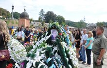 Фото 16: На Личаківському кладовищі замайорів синьо-жовтий прапор 
