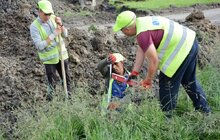Фото 24: Ремонт вул. Хуторівка: підрядник стелить перший і другий шар асфальтобетону