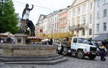 Фото 4: Скульптури в центрі Львова одягнули у вишиванки