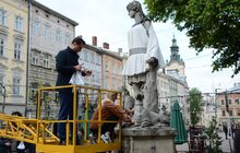 Фото 6: У Львові скульптури левів та античні статуї одягнули у вишиванки