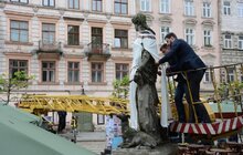 Фото 11: Скульптури в центрі Львова одягнули у вишиванки