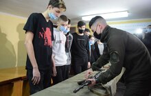 Фото 26: Учні 9-11 класів навчаються стрільбі та домедичної допомоги в інструкторів Нацгвардії