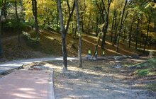 Фото 2: У Личаківському парку тривають ремонтні роботи: облаштовують центральну алею та велодоріжку