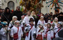 Фото 11: Різдвяного Дідуха встановили у Львові в переддень Різдва
