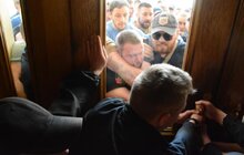 Фото 4: Невідомі особи виламали двері до міської ратуші та ввірвались всередину