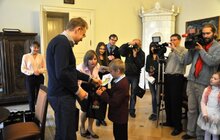Фото 2: Міський голова нагородив переможців конкурсу дитячого малюнку «Купуй львівське»