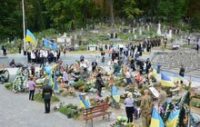 Фото 9: Сьогодні, у День Державного Прапора  України, національний стяг замайорів над могилами новітніх Героїв