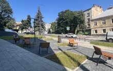 Фото 6: На громадському просторі на вул. Шевченка, 30 встановили вуличні меблі