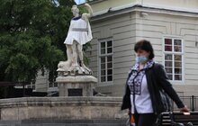 Фото 1: Статуї у центрі Львова одягнули у вишиванки та вишивані маски