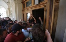 Фото 11: Невідомі особи виламали двері до міської ратуші та ввірвались всередину