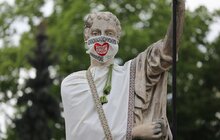 Фото 4: Статуї у центрі Львова одягнули у вишиванки та вишивані маски