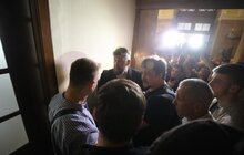 Фото 15: Невідомі особи виламали двері до міської ратуші та ввірвались всередину
