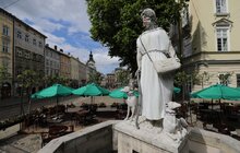 Фото 9: Статуї у центрі Львова одягнули у вишиванки та вишивані маски
